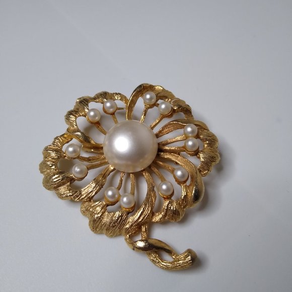 Vintage Faux Pearl And Metal Large Flower Brooch - Picture 6 of 15
